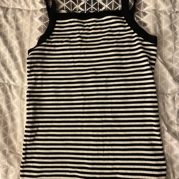 Black and white old navy slim fit tank top - Picture 1 of 3